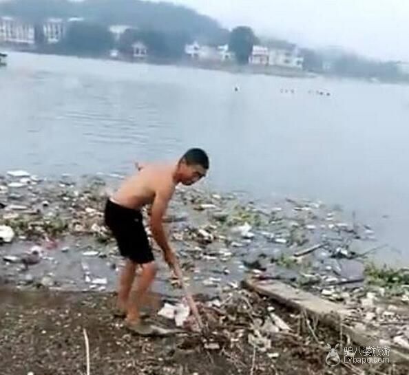 咸宁陆水湖景区保洁员把垃圾扒入湖